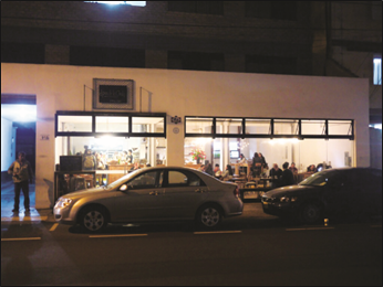 Edificio con letrero en frente y tienda al lado de un coche

Descripción generada automáticamente con confianza baja